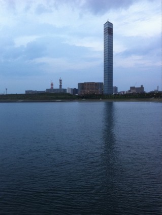 千葉ポートタワーと東京湾の夕日です